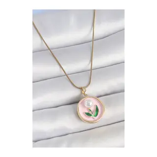 316L Çelik Gold Renk Zincir Pembe Mineli İncili Çiçek İşlemeli Portre Model Kadın Kolye