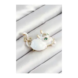 Zirkon Taşlı İnci Detaylı Beyaz 3D Kedi Figürlü Gold Renk Kadın Broş
