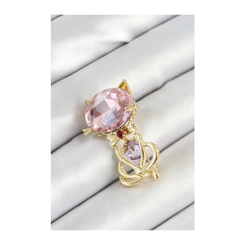 Pembe Zirkon Taşlı Kap Detaylı Kedi Figürlü Gold Renk Kadın Broş