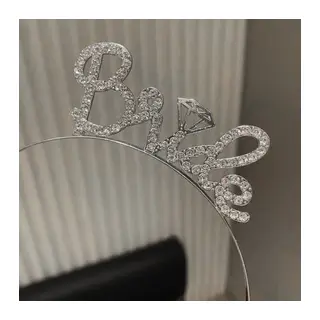 Gümüş Renkli Taşlı “Bride” Gelin Tacı – El Yazısı Yazı Tipiyle