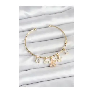Çiçek ve Kelebek Charmlı Gold Renk Pirinç Kadın Bileklik