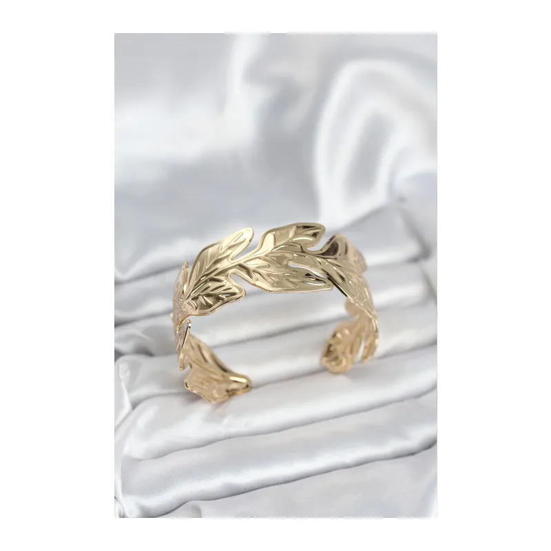 Gold Renk Pirinç Levha Yaprak Model Kadın Bileklik