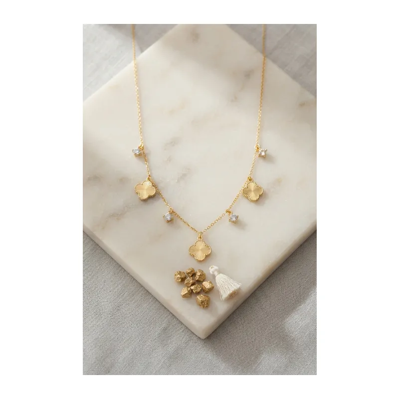 Pirinç Gold Renk Zirkon Taşlı Yonca Model Kadın Kolye