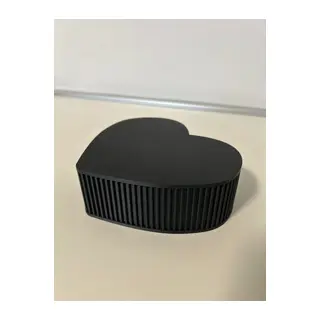 3D Baskı Kalp Şeklinde Kapaklı Saklama Kutusu Dikey Çizgi Dokulu Mat Siyah Takı ve Hediye Kutusu