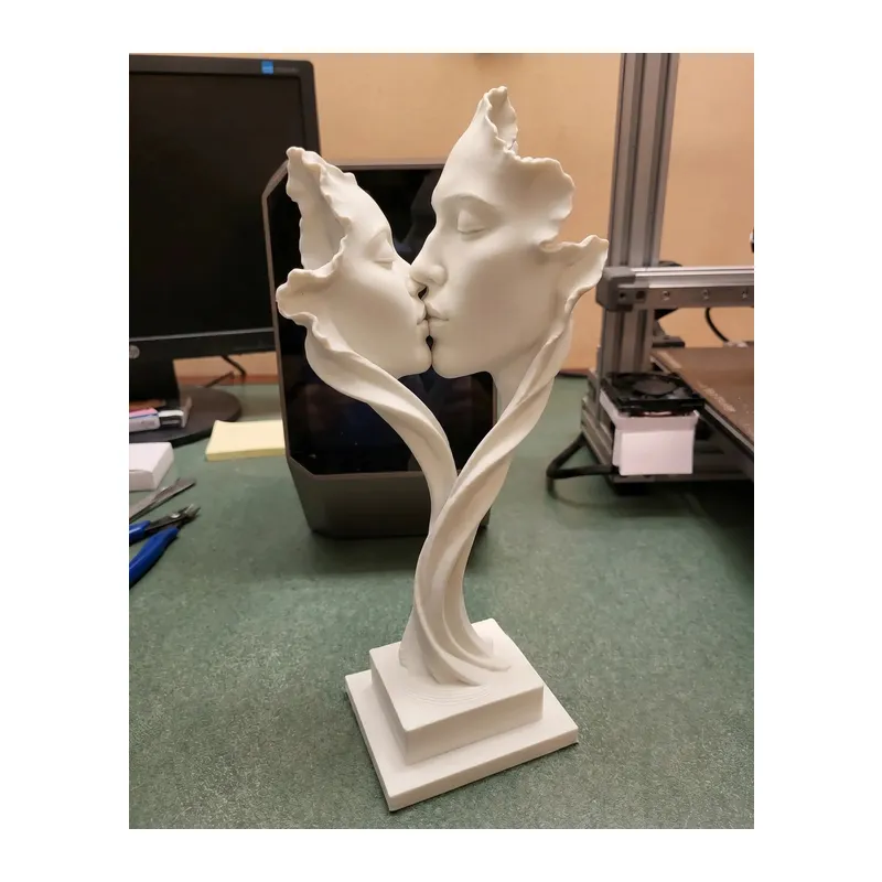3D Baskı Öpüşen Çift Heykeli Çiçek Yapraklı Soyut Aşk Heykeli Masaüstü Dekoratif Obje Beyaz