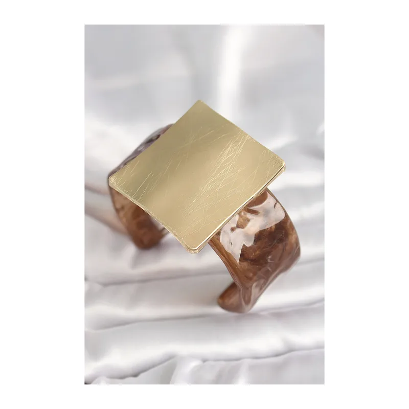 Kahverengi Mermer Desen Akrilik Plastik Gold Kare Plaka Model Vintage Kadın Bilezik