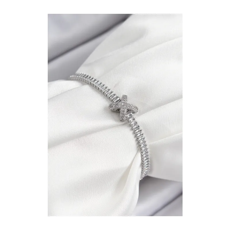 Pirinç Zirkon Taşlı X Detaylı Su Yolu Model Gümüş Renk Asansörlü Kadın Bileklik