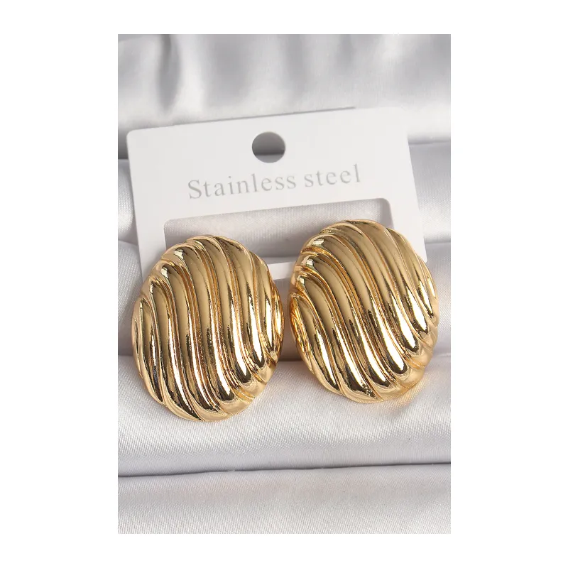 Pirinç Gold Renk İşlemeli Oval Model Kadın Küpe
