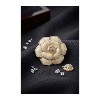 Gold Krem Renk Zirkon Taşlı Gül Model Broş