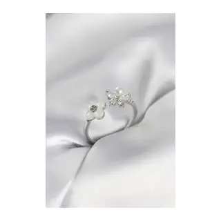 Gümüş Renk Sedefli Çiçek Model Kadın Yüzük