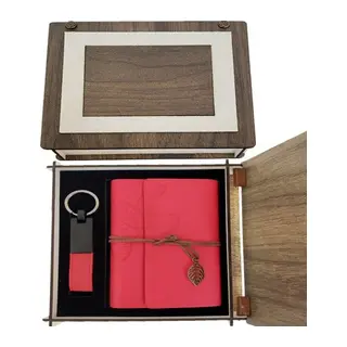 Özel Ahşap Kutulu Kırmızı Deri Defter ve Anahtarlık Set