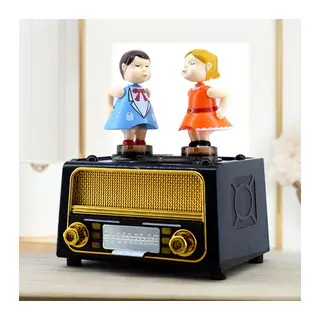 Öpüşen Çift Müzik Kutusu