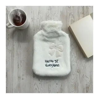 Hello Everyone Yazılı Kurdeleli Beyaz Peluş Sıcak Su Torbası 1 Lt – Yumuşak Kılıf, Uzun Süre Sıcak Tutan Termal Su Torbası (5643)