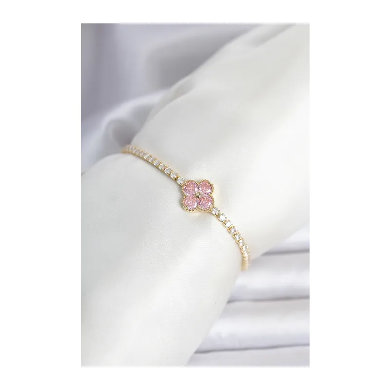 Pirinç Gold Renk Pembe Zirkon Taşlı Yonca Model Su Yolu Kadın Bileklik