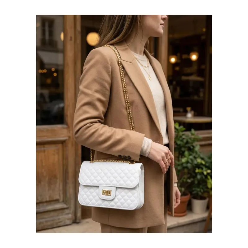 Beyaz Kapitone Suni Deri Gold Zincirli Omuz Çanta 23×16 cm