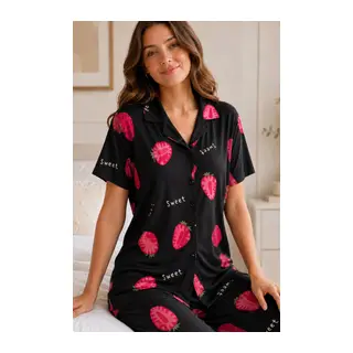 Siyah Çilek Desenli Kısa Kollu Gömlek Yaka Milan Kumaş Kadın Pijama Takımı