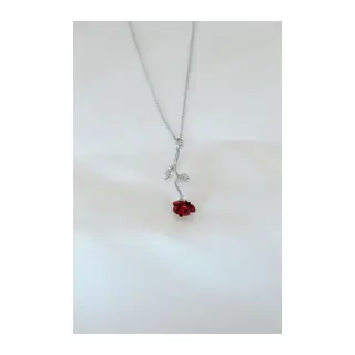 Gümüş Kaplama Kırmızı Gül Figürlü Kadın Kolye