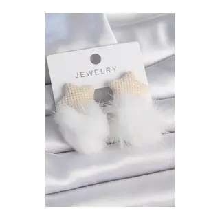 Beyaz Renk Tüylü Yıldız Ponpon Model Kadın Küpe
