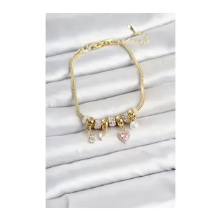 Pirinç Gold Renk Kalp Detaylı Charmlı Kadın Bileklik