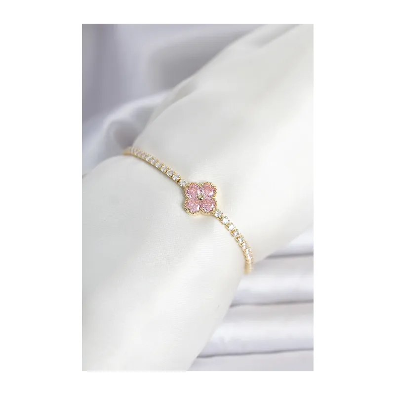 Pirinç Gold Renk Pembe Zirkon Taşlı Yonca Model Su Yolu Kadın Bileklik