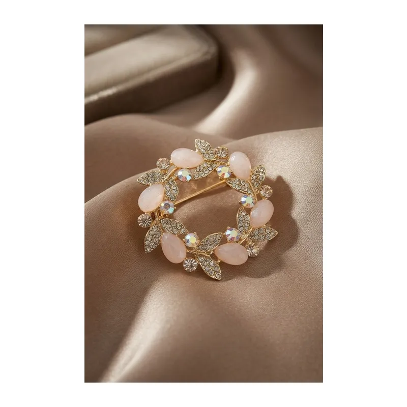 Gold Pembe Detaylı Zirkon Taşlı Broş