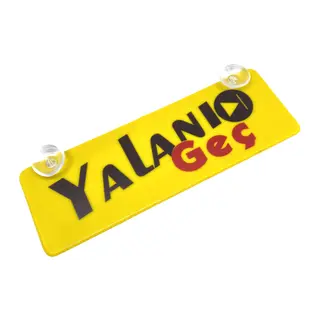 Yalanı Geç Yazılı Sarı Dekor Plaka Vantuzlu Cam Süsü 22x7.5cm