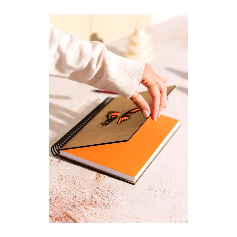 Doğal Ahşap Kapaklı Çizgisiz Defter – Şık ve Dayanıklı Tasarım